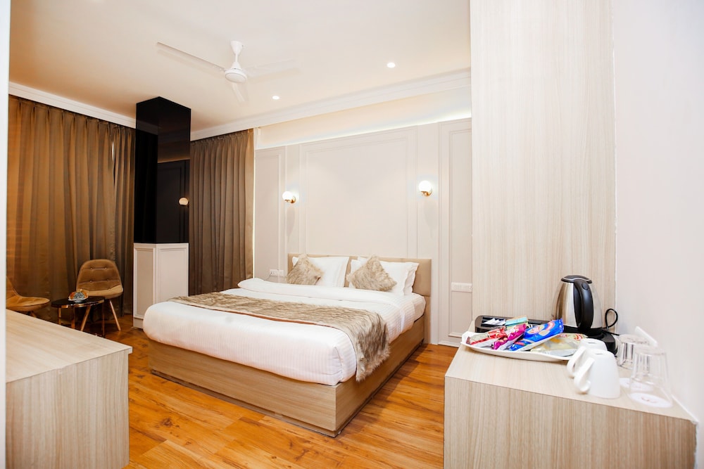Club Room, City View