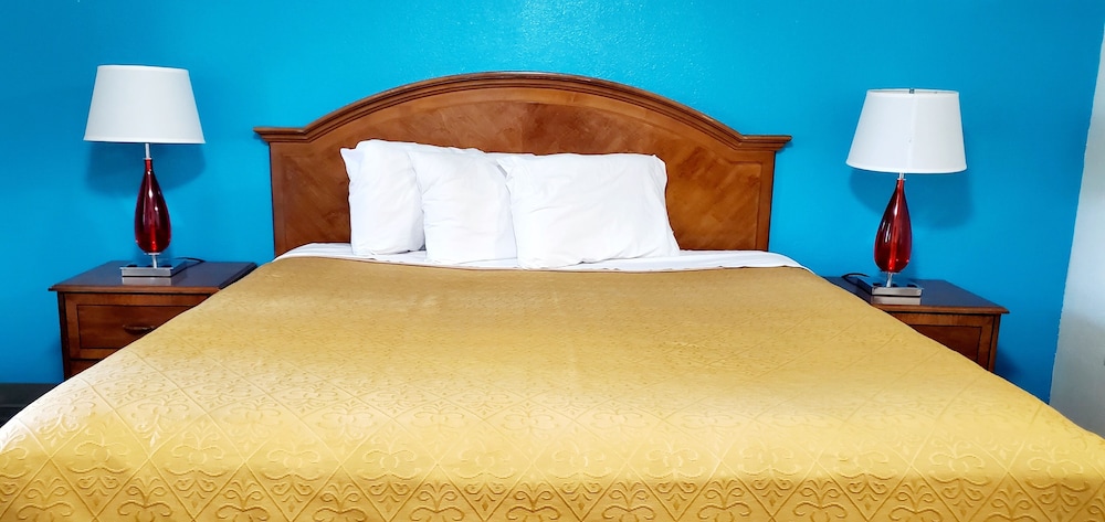 Basic Room, 1 King Bed photo 2