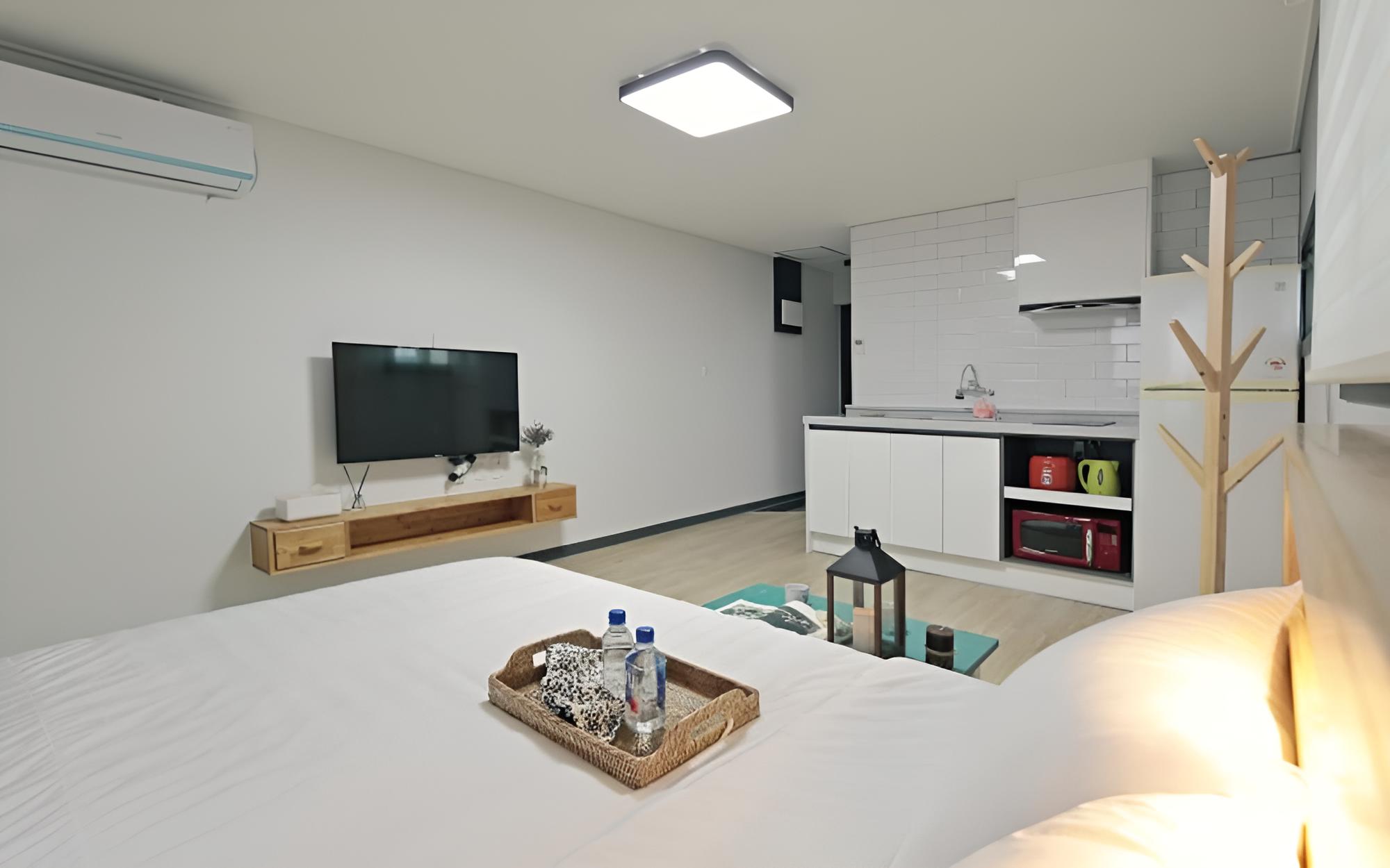 Room (3-E) - Photo 2