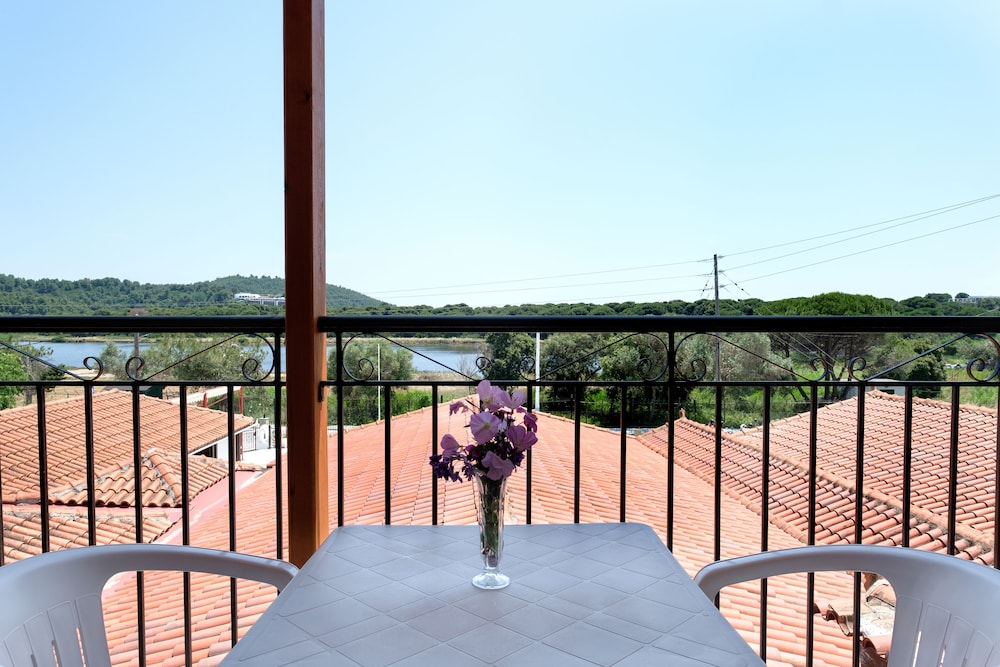 Standard Double or Twin Room, Lake View photo 3