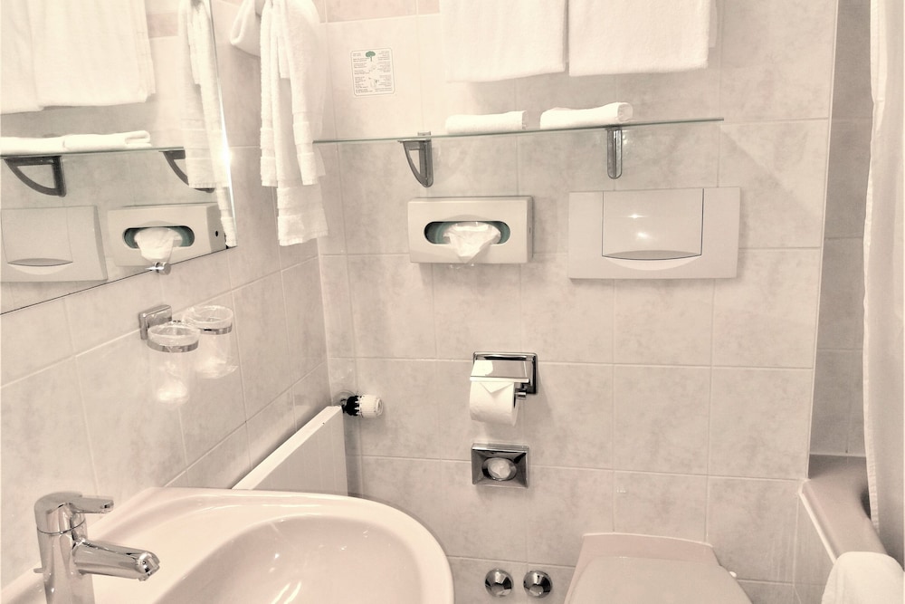 Deluxe Double Room with Balcony - Photo 2