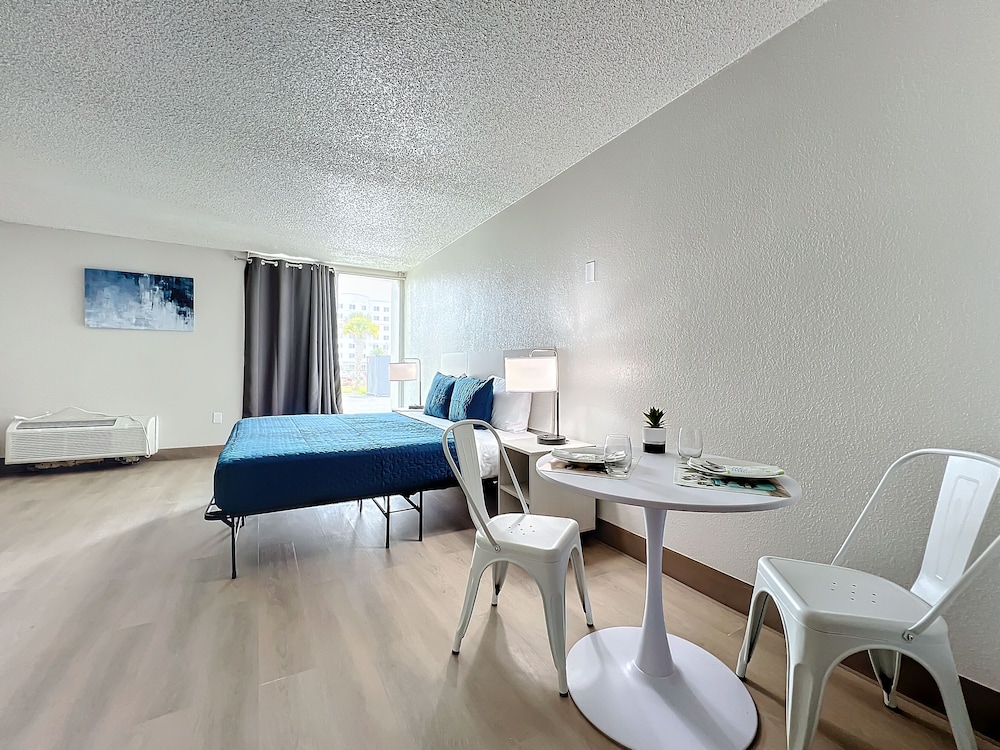 Studio, 1 King Bed, Accessible photo 2