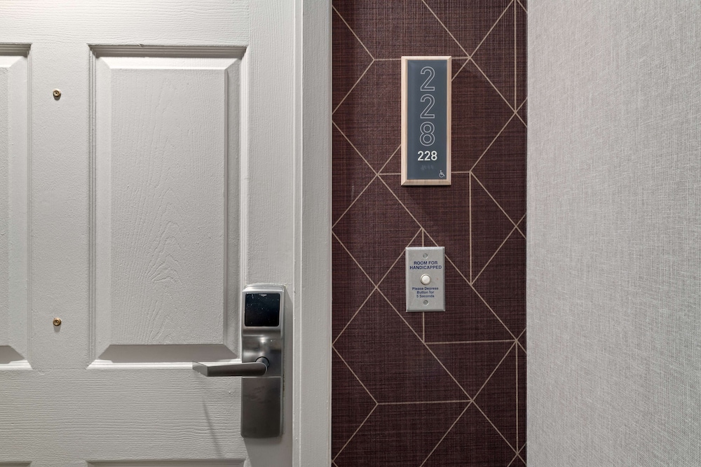 Studio, 2 Queen Beds, Accessible (Mobility & Hearing, Roll-in Shower) photo 3
