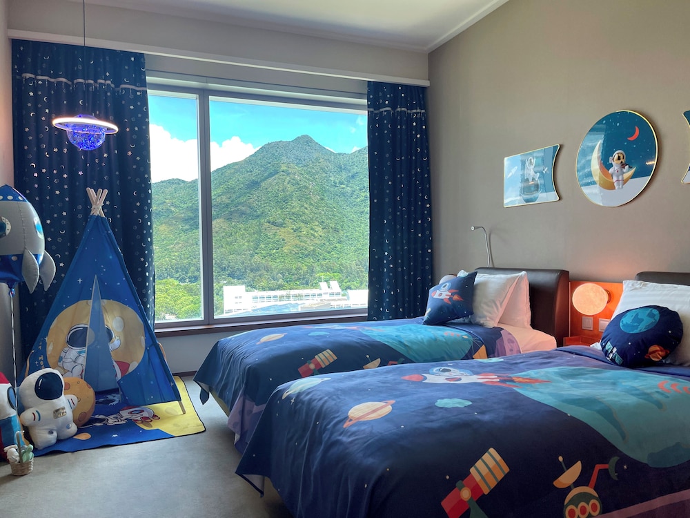Family Room, Multiple Beds, Accessible photo 2