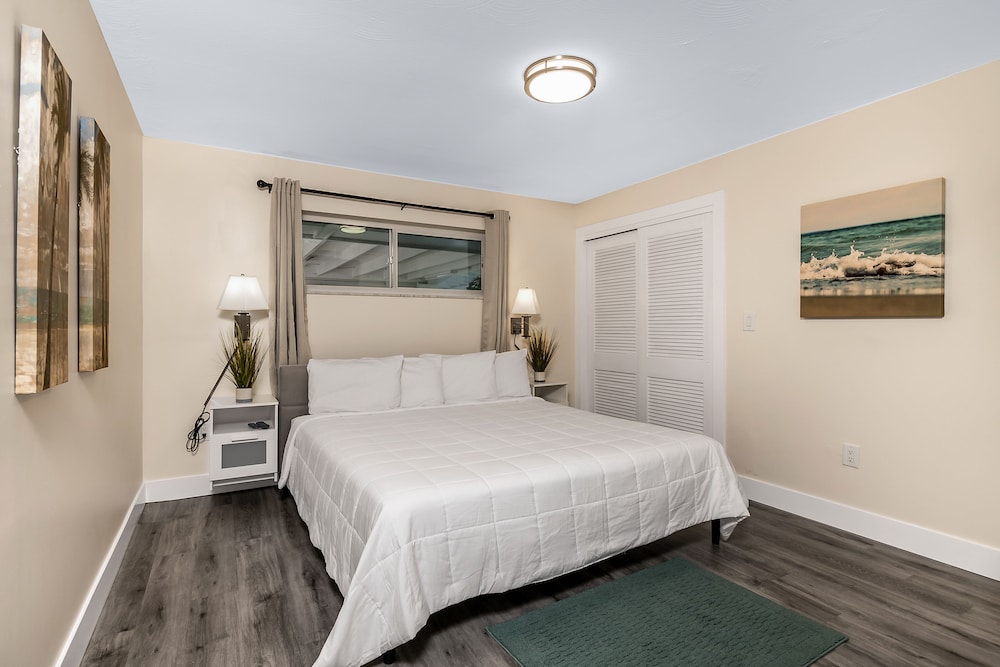 Grand Suite, 1 King Bed with Sofa bed, Pool View, Poolside