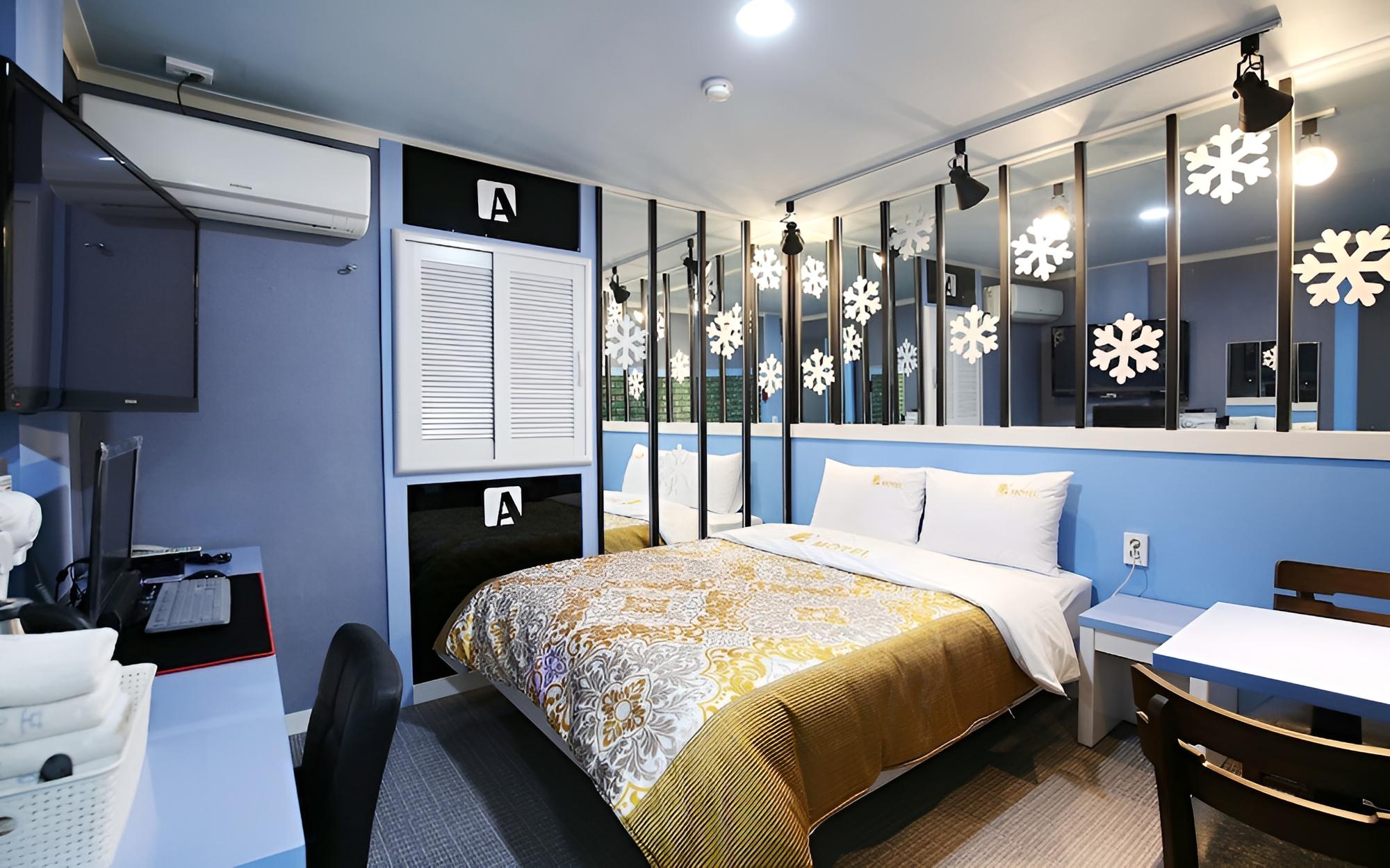 Room (Mirror Room) photo 3