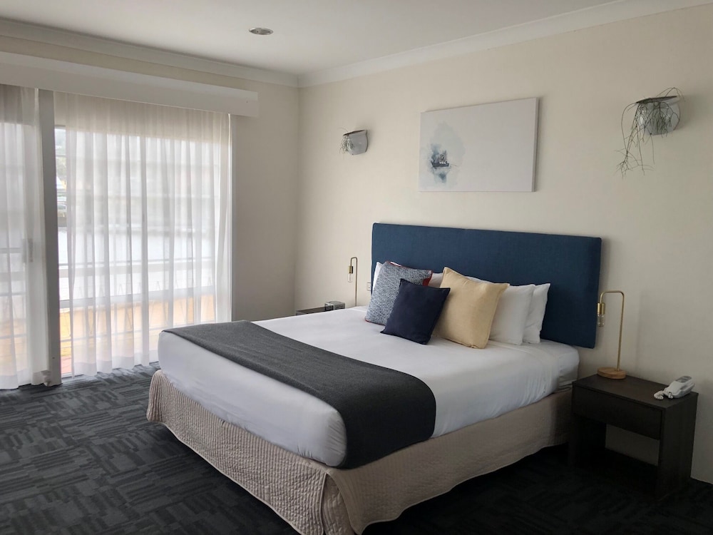 Lakefront King Room photo 2