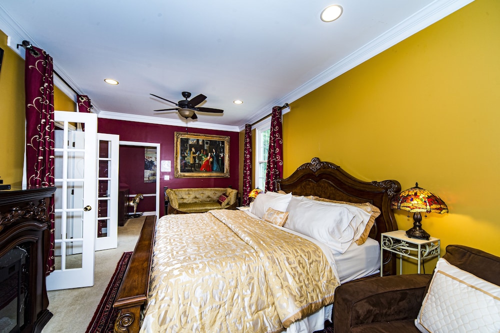 Luxury Suite, 1 King Bed, Jetted Tub, Garden View photo 3