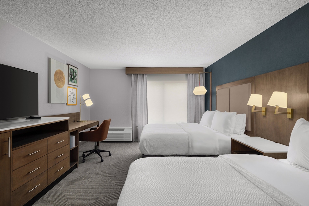 Standard Room, 2 Queen Beds (Walk-In Shower) - Photo 2