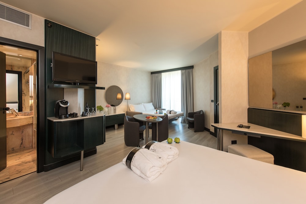 Superior Business Room, 1 Queen Bed - Photo 1