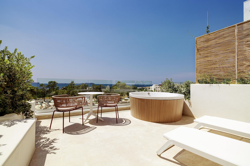 Junior Suite, Terrace (Signature Level, Jacuzzi) - Club Access Included