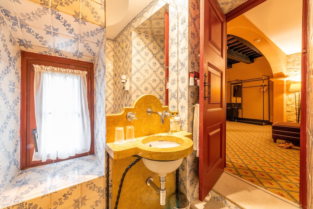 Superior Double or Twin Room (Castle) thumbnail 5