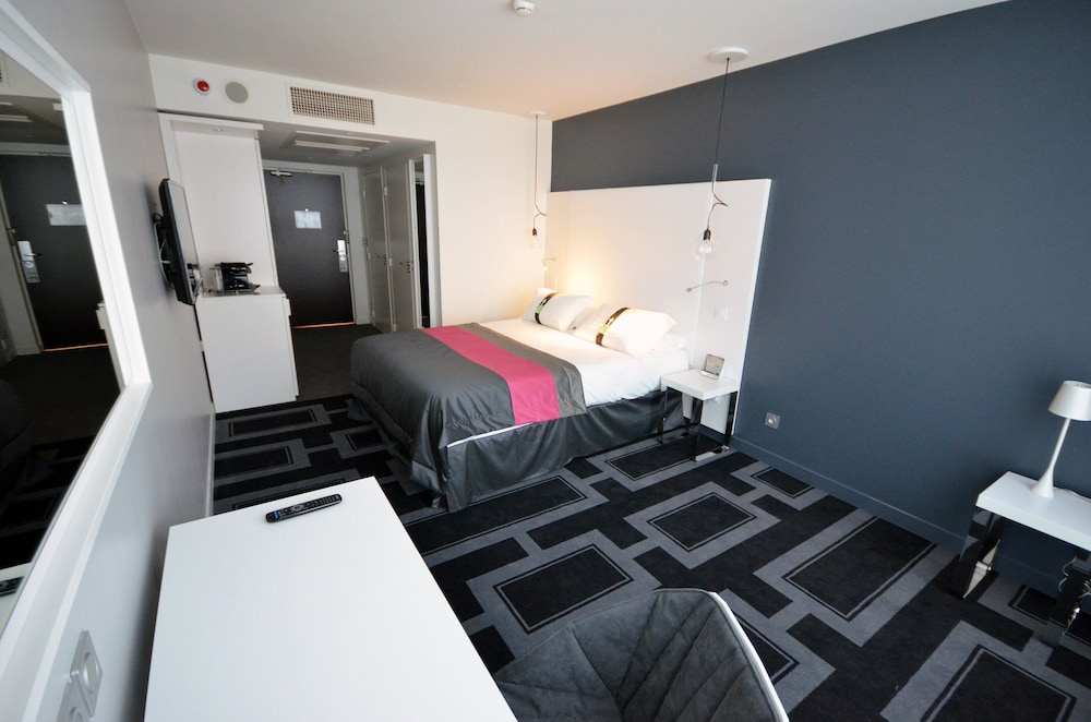 Standard Room, 1 Queen Bed (Bath/Shower Combo) - Photo 7