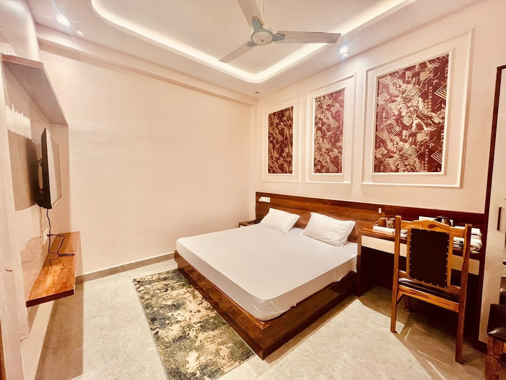 Superior Room, 1 King Bed photo 1