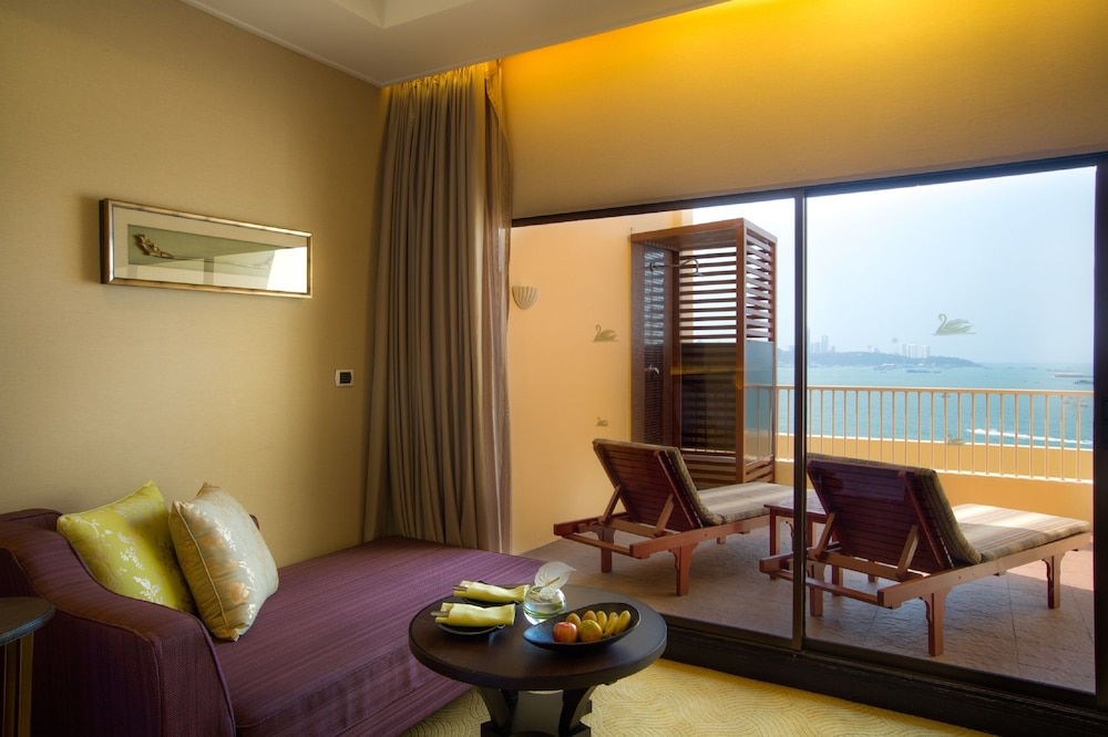 Club Grand Room Two Queen thumbnail 6