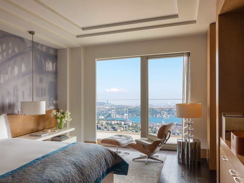 Suite, 1 King Bed - Photo 2