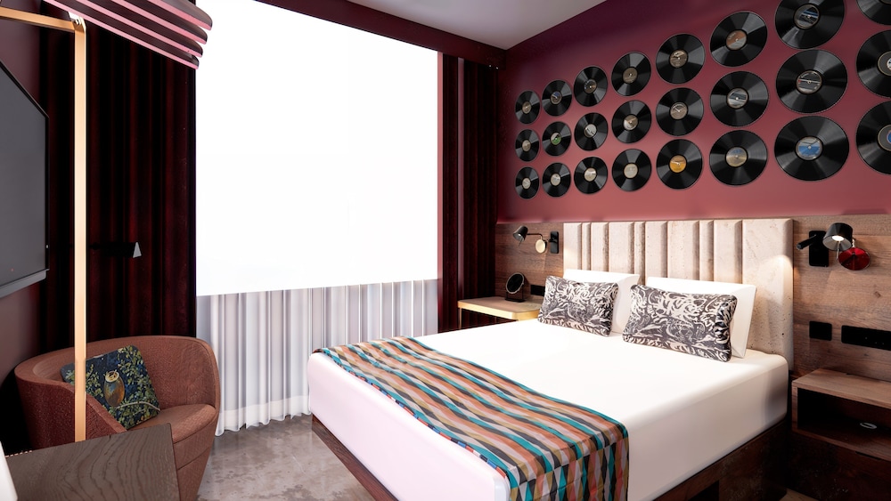 Standard Room, 1 Queen Bed - Photo 3