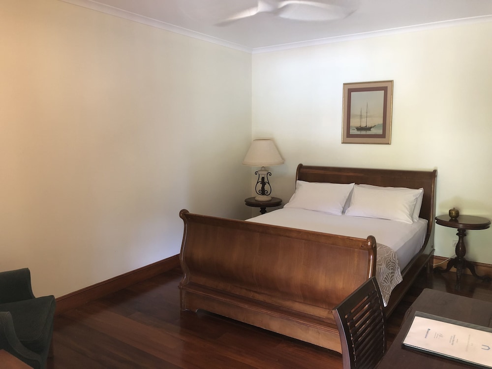 Comfort Room, 1 Queen Bed, Mountain View photo 1