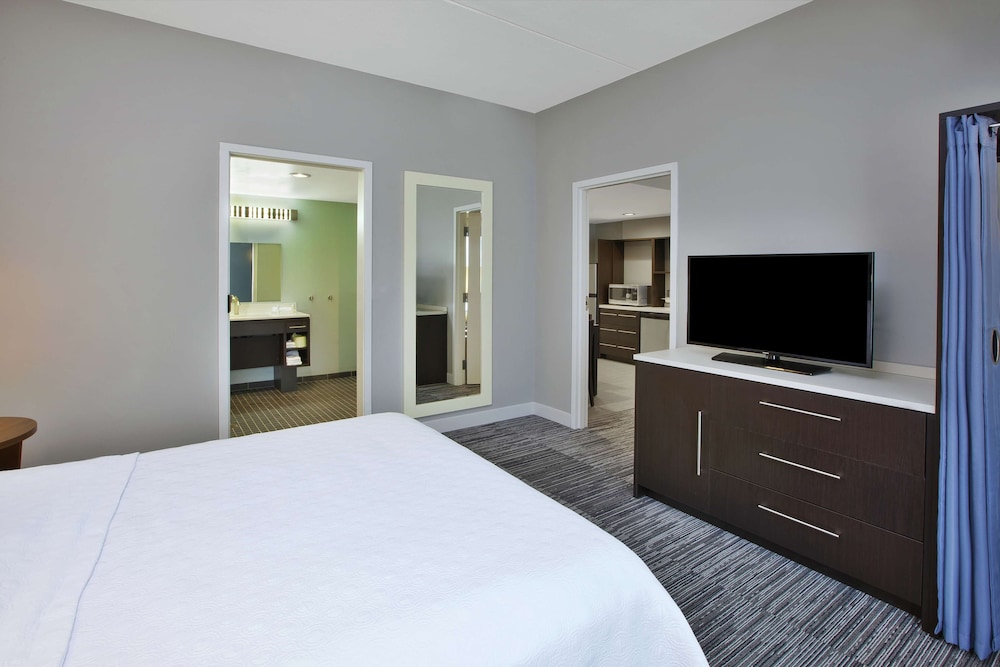 Suite, 1 Queen Bed, Accessible, Bathtub (Mobility & Hearing) photo 2