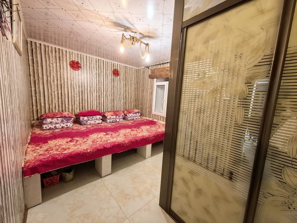 Economy Triple Room photo 2