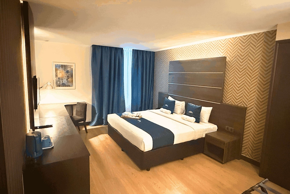 Superior Room, 1 King Bed, Mobility Accessible, Non Smoking photo 3