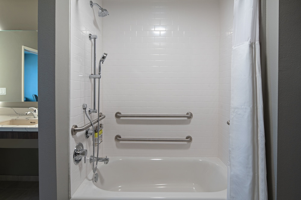 Studio Suite, 1 Queen Bed, Accessible Bathtub, Kitchen (Accessible Tub) - Photo 2