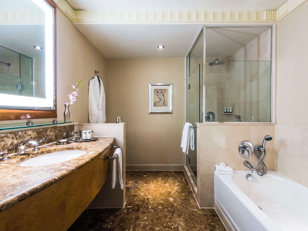 Signature Iconic Building View, High Floors, 1 Bedroom, King Suite