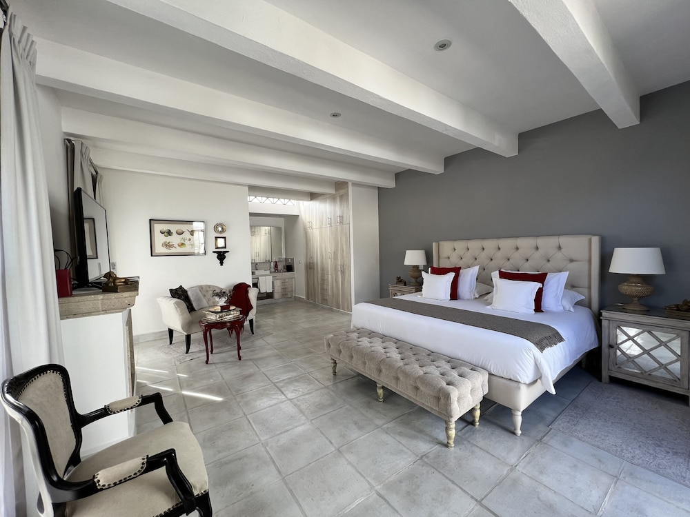 Grand Suite, 1 King Bed, City View - Photo 3