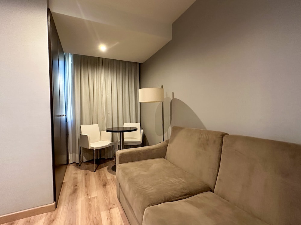 Premium Room, Jetted Tub - Photo 7
