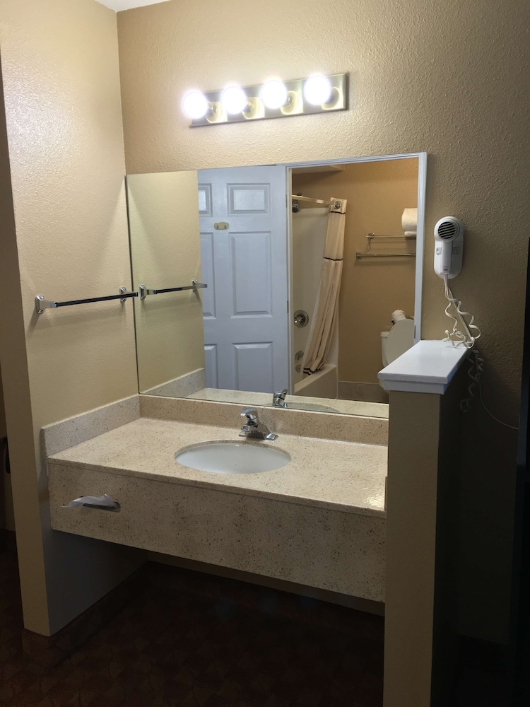 Standard Room, 1 King Bed, Accessible, Bathtub (Bathtub ) - Photo 4