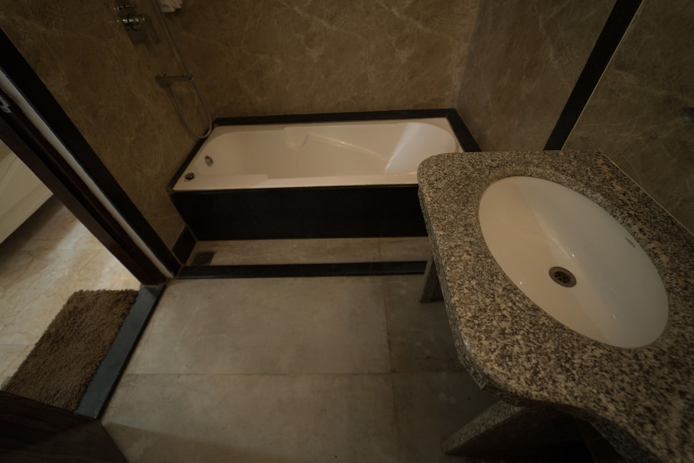 Premium Deluxe Room With Bath Tub - Photo 9