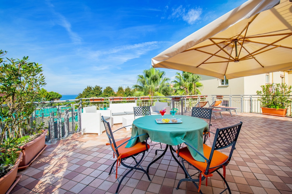 Suite, Hot Tub, Partial Sea View