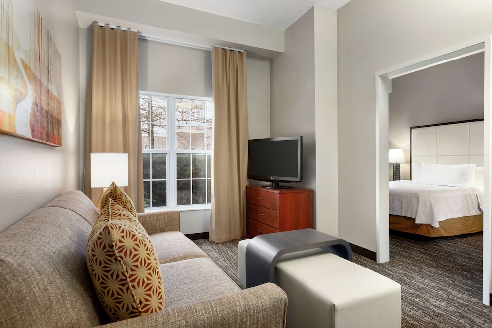 1 Queen, Mobility Accessible, Transfer Shower, Suite, Non-smoking - Photo 2
