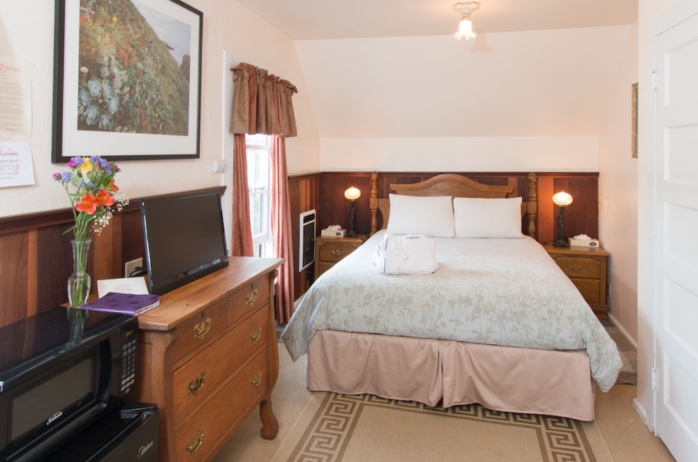 Classic Room, 1 Queen Bed, Fireplace (NO PETS) photo 1