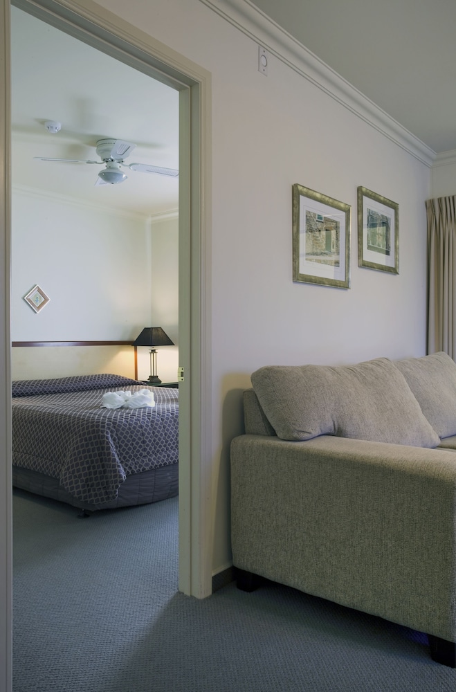 One bedroom spa suite for four