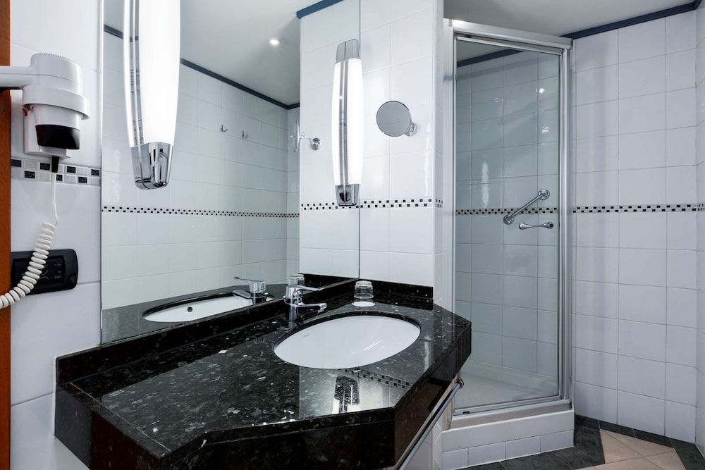 Premium Room (Extra Bed 3 Adults) thumbnail 5