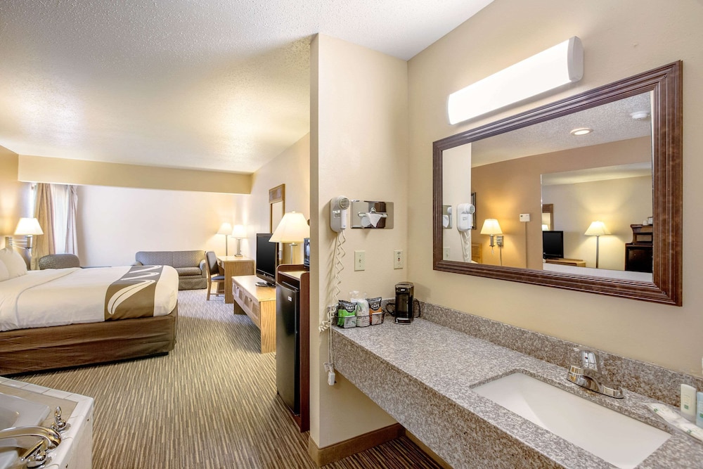 Suite, 1 King Bed, Non Smoking - Photo 4