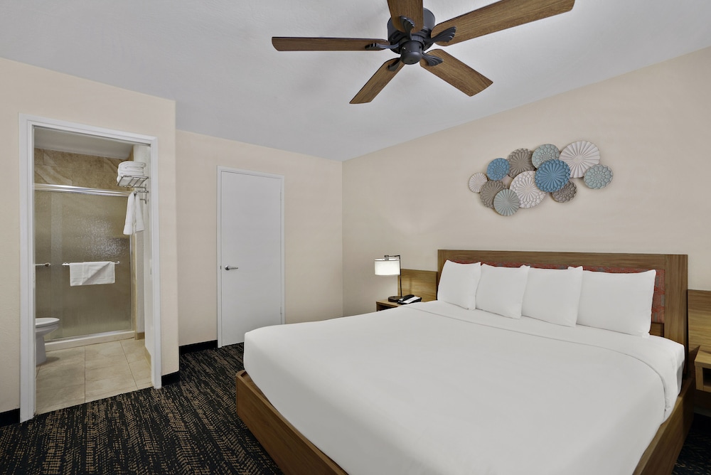 Deluxe Suite, 1 King Bed with Sofa bed, Non Smoking photo 3
