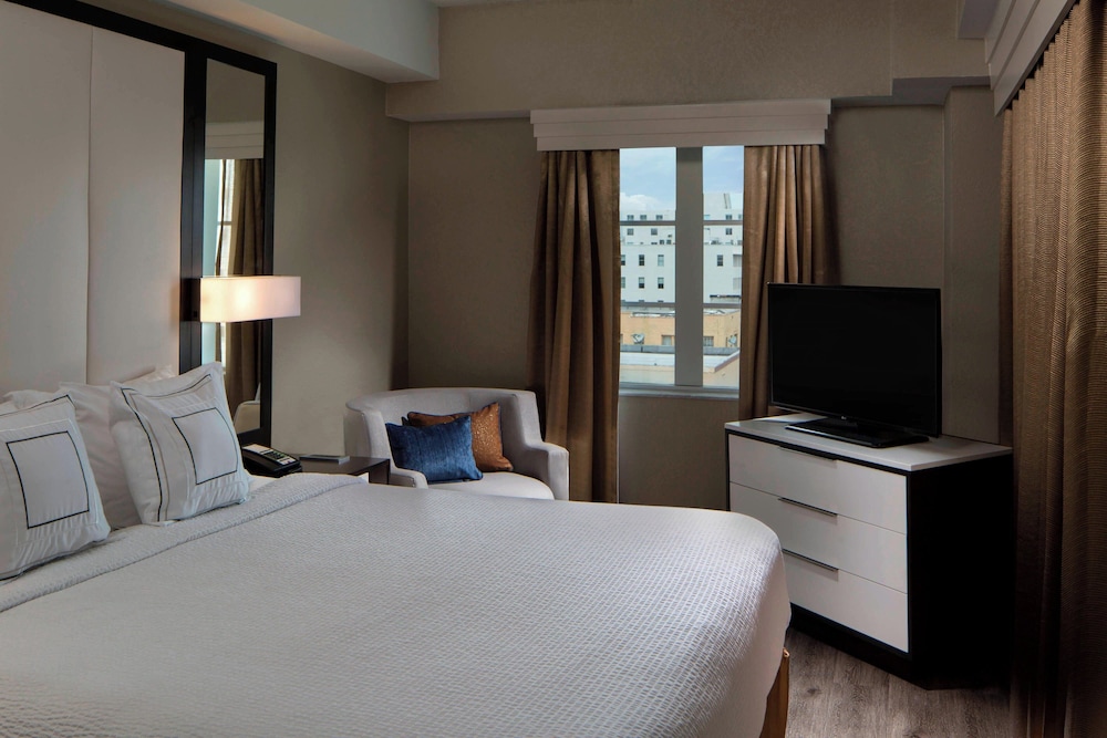 Suite, 1 Bedroom - Photo 2
