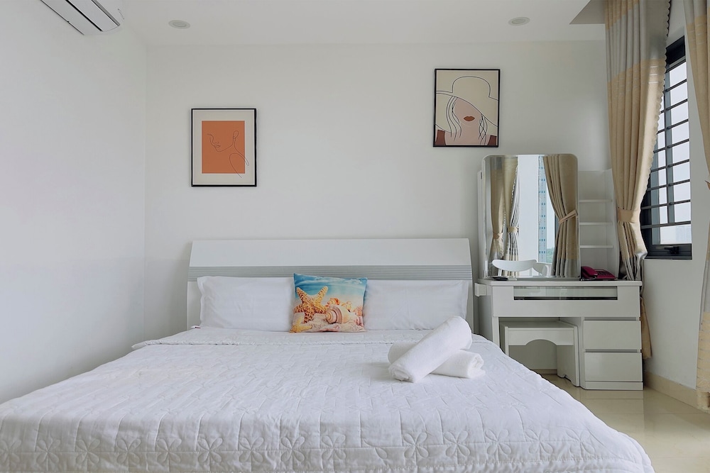 Panoramic Quadruple Room, City View