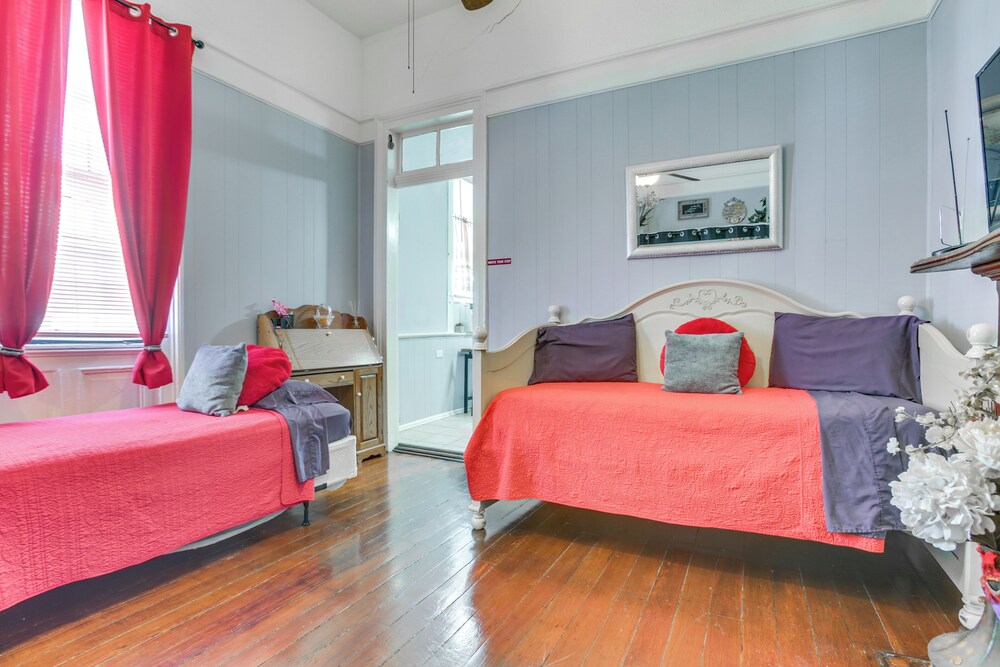 Suite, 1 King Bed (Living Area) - Photo 10