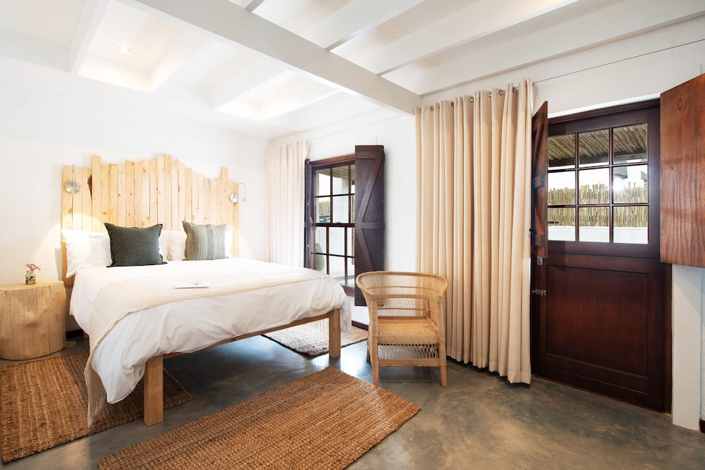 Queen Room with partial sea view photo 2