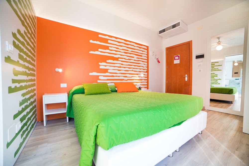 Design Double Room, 1 Bedroom, Refrigerator, Courtyard View photo 2