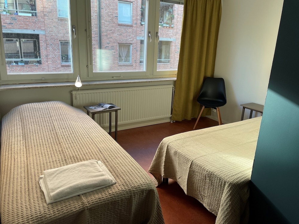 Standard Twin Room, 2 Twin Beds, Shared Bathroom photo 1