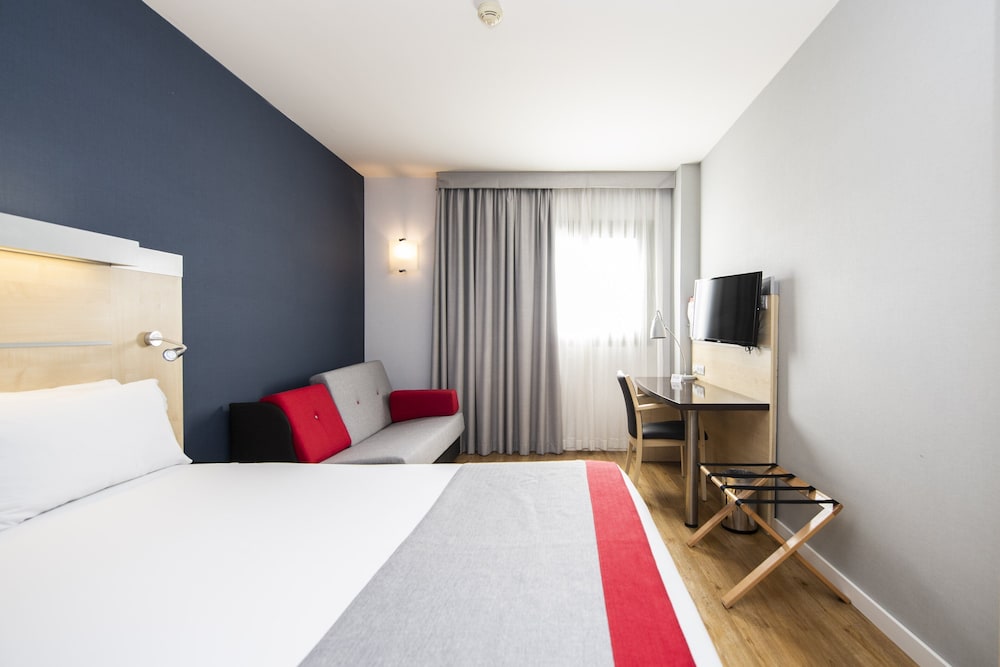 Standard Room, 1 Queen Bed with Sofa bed (Free Breakfast) - Photo 1