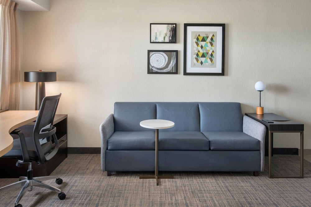 Suite, 1 Bedroom (Mobility/Hearing Access, Roll-in Shwr) photo 2