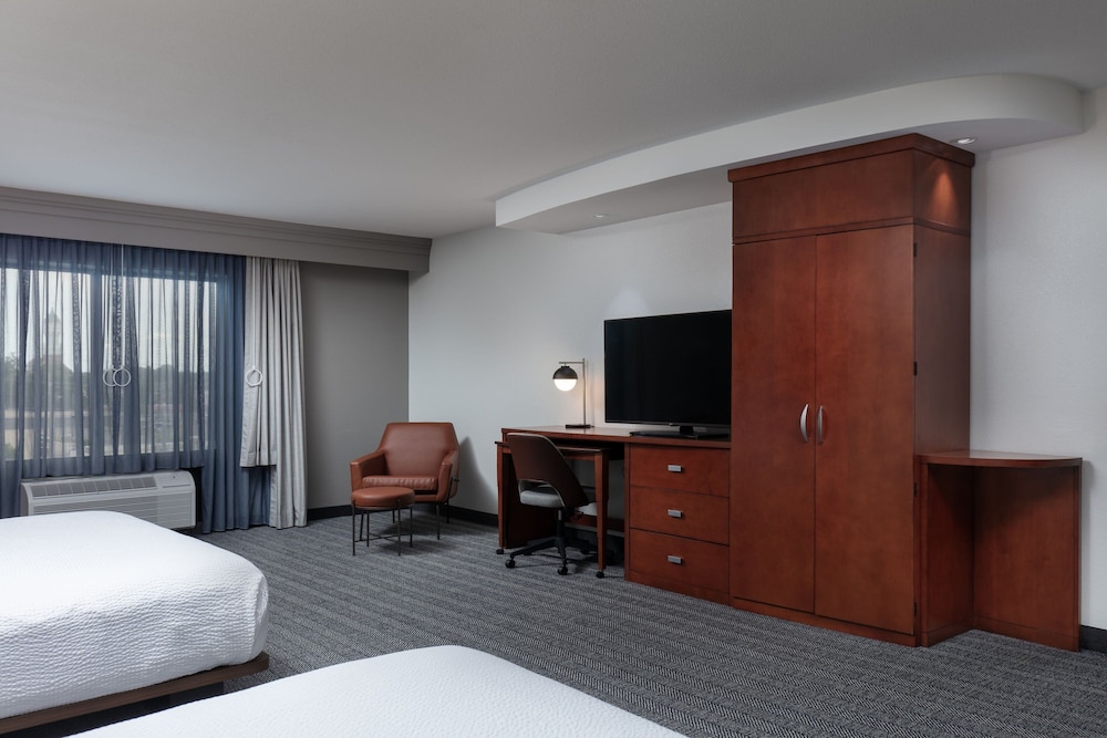 Room - Photo 2
