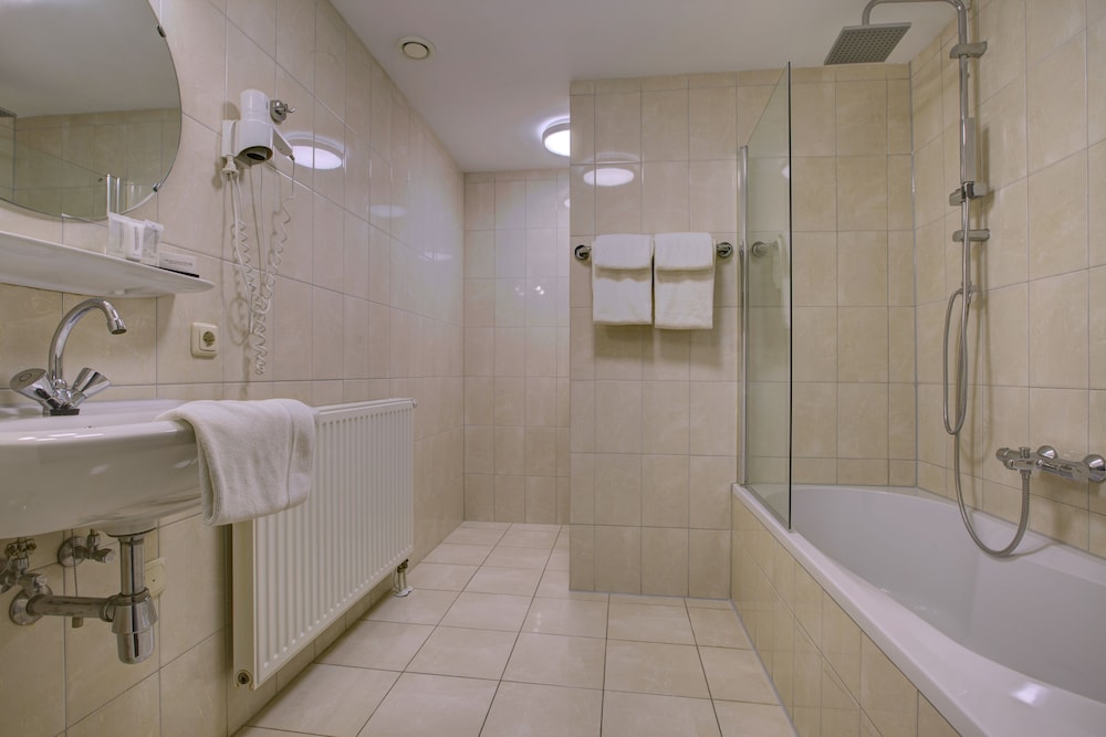 Comfort Room, Bathtub photo 3