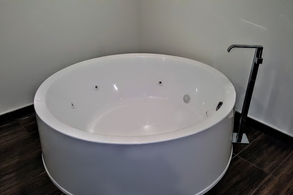 Romantic Loft, 1 King Bed, Jetted Tub, Pool View