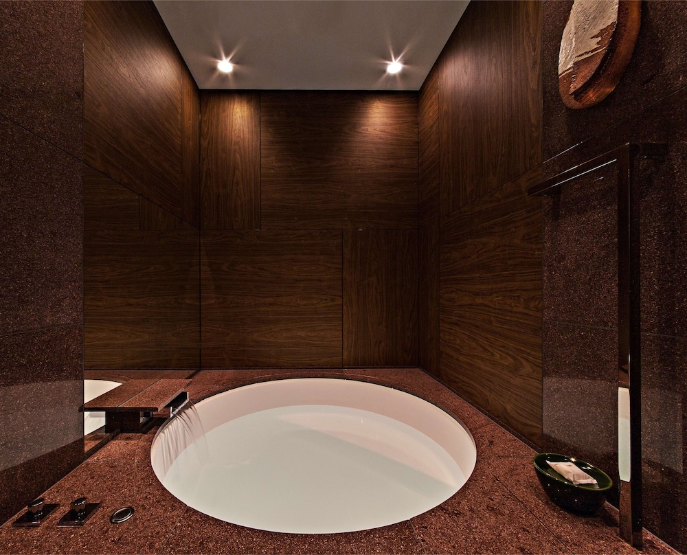 Room, 1 King Bed (Tower View) thumbnail 6